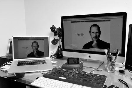 Người hâm mộ lặng buồn tưởng niệm Steve Jobs - 23