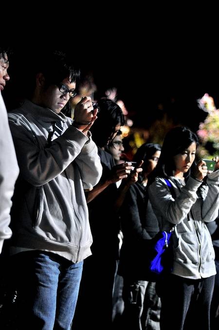 Người hâm mộ lặng buồn tưởng niệm Steve Jobs - 3