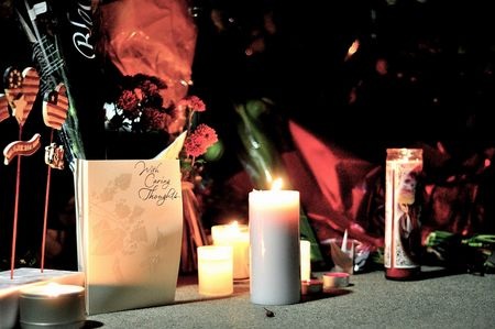 Người hâm mộ lặng buồn tưởng niệm Steve Jobs - 10