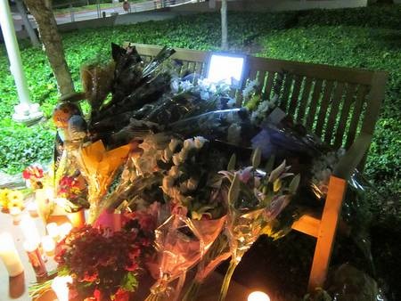 Người hâm mộ lặng buồn tưởng niệm Steve Jobs - 12