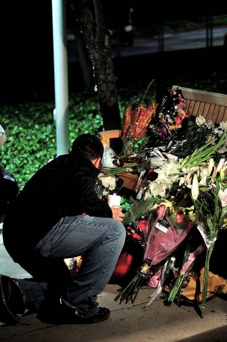 Người hâm mộ lặng buồn tưởng niệm Steve Jobs - 13