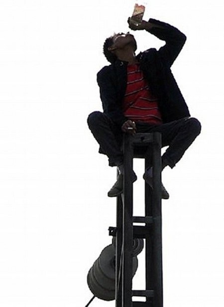 Thất tình, trèo lên cột điện cao thế ngồi uống rượu - 1