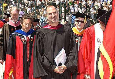 Steve Jobs tại lễ tốt nghiệp của trường Đại học Stanford năm 2005