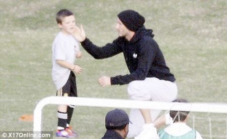 David Beckham thể hiện hình ảnh người cha mẫu mực - 3 David Beckham thể hiện hình ảnh người cha mẫu mực - 3