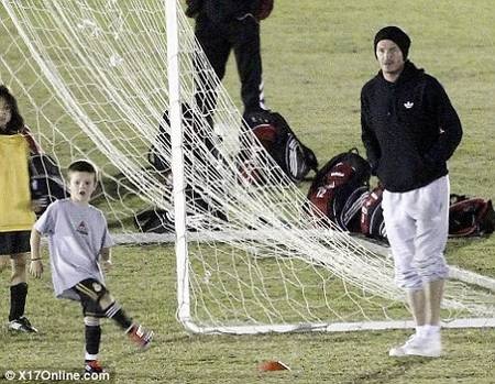 David Beckham thể hiện hình ảnh người cha mẫu mực - 4 David Beckham thể hiện hình ảnh người cha mẫu mực - 4