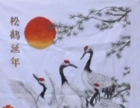 Cô gái không tay vẫn thêu tranh tài tình - 1 Cô gái không tay vẫn thêu tranh tài tình - 1