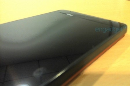 Rò rỉ hình ảnh smartphone “lai” tablet của Lenovo - 3 Rò rỉ hình ảnh smartphone “lai” tablet của Lenovo - 3