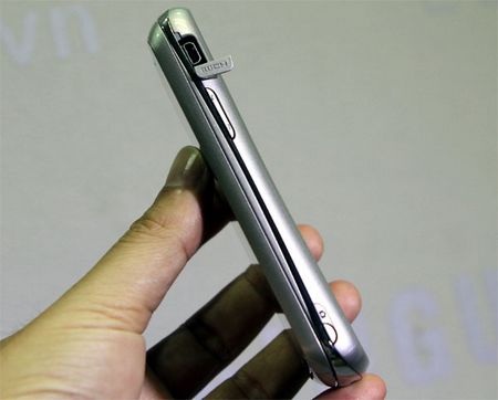 Mở hộp Xperia Pro chính hãng giá gần 10,5 triệu đồng - 6 Mở hộp Xperia Pro chính hãng giá gần 10,5 triệu đồng - 6