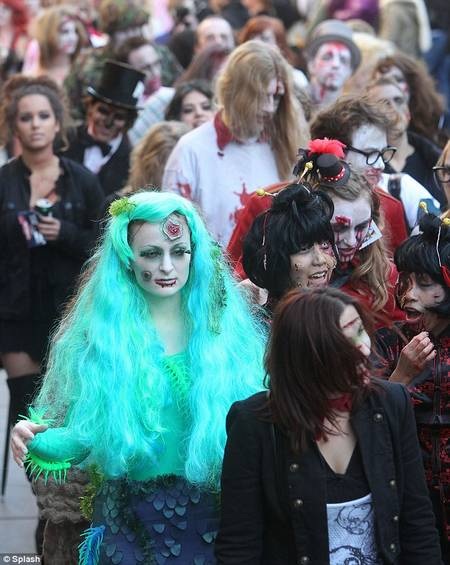 Kinh hoàng cuộc diễu hành của các “thây ma” - 4