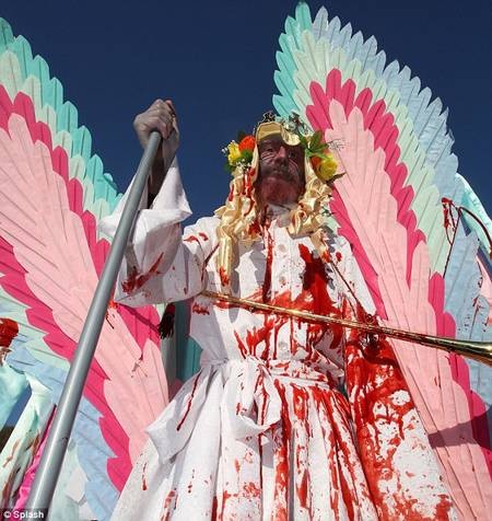 Kinh hoàng cuộc diễu hành của các “thây ma” - 7