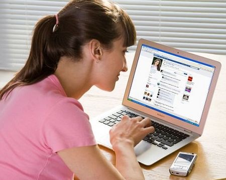 Thiếu nữ đăng ảnh gợi cảm để kiếm tiền trên Facebook - 1 Thiếu nữ đăng ảnh gợi cảm để kiếm tiền trên Facebook - 1
