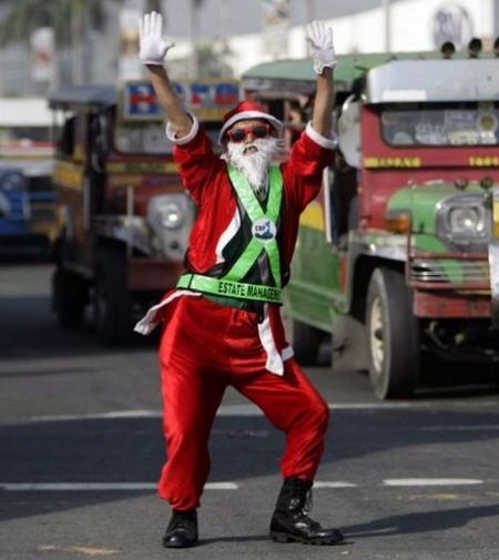 Ông già Noel điều khiển giao thông trên đường - 2