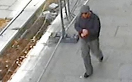 Tên cướp nhà băng vô tình giao súng cho nạn nhân - 1