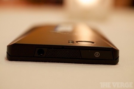 Smartphone đầu tiên dùng vi xử lý của Intel lộ diện tại CES - 4 Smartphone đầu tiên dùng vi xử lý của Intel lộ diện tại CES - 4