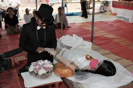 Chàng trai Thái kết hôn với bạn gái đã chết - 2 Chàng trai Thái kết hôn với bạn gái đã chết - 2