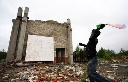 Thú vị nghệ thuật vẽ tranh bằng… bom xăng - 3