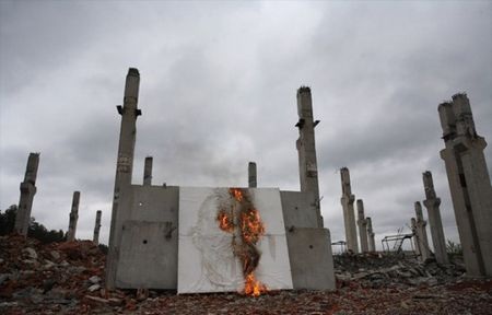 Thú vị nghệ thuật vẽ tranh bằng… bom xăng - 5