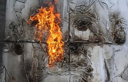 Thú vị nghệ thuật vẽ tranh bằng… bom xăng - 6