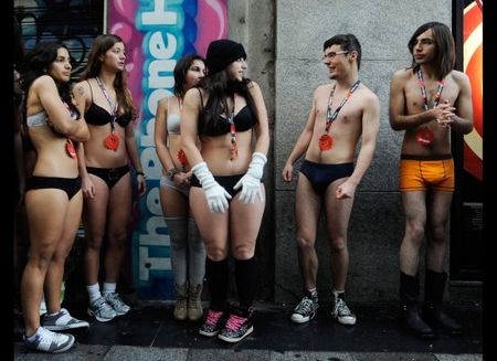 Mặc nội y trong giá rét để được mua sắm miễn phí - 2