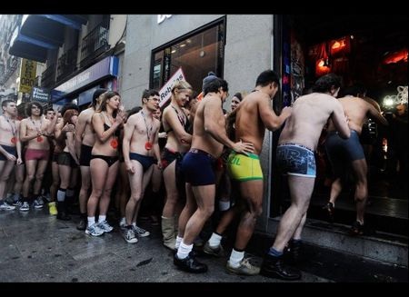 Mặc nội y trong giá rét để được mua sắm miễn phí - 4