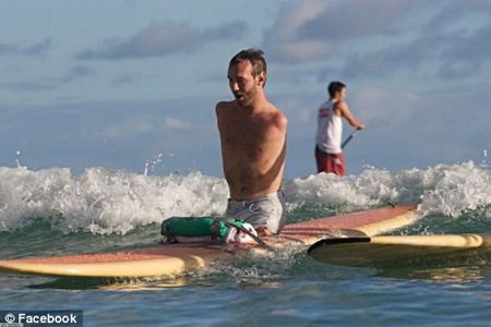 Chàng trai không tay chân nổi tiếng sắp đến Việt Nam - 5 Vujicic trổ tài lướt ván khi cùng vợ đi hưởng tuần trăng mật tại Hawaii