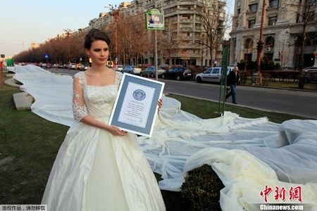 Váy cưới “khủng” dài 3 km - 3 Váy cưới “khủng” dài 3 km