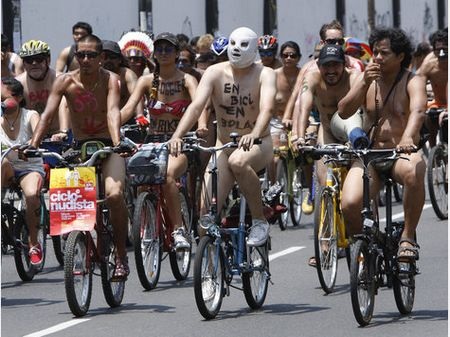 Đạp xe khỏa thân vì an toàn giao thông - 1 Đạp xe khỏa thân vì an toàn giao thông