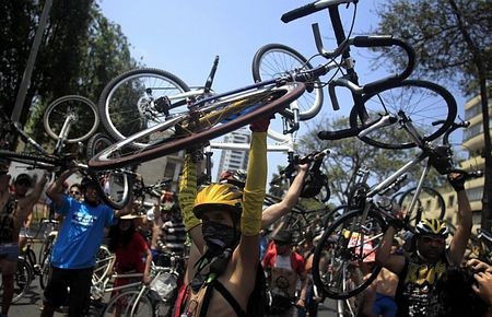 Đạp xe khỏa thân vì an toàn giao thông - 2 Đạp xe khỏa thân vì an toàn giao thông