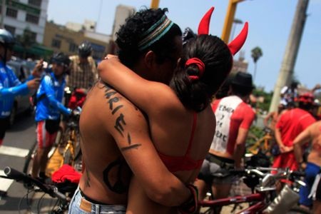 Đạp xe khỏa thân vì an toàn giao thông - 4 Đạp xe khỏa thân vì an toàn giao thông