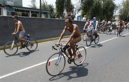 Đạp xe khỏa thân vì an toàn giao thông - 6 Đạp xe khỏa thân vì an toàn giao thông