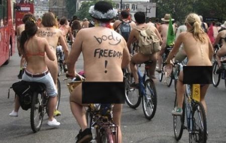 Đạp xe khỏa thân vì an toàn giao thông - 7 Đạp xe khỏa thân vì an toàn giao thông