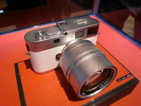Máy ảnh Leica có giá gần 700 triệu đồng