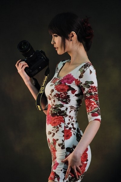 Người mẫu “nóng bỏng” bên máy ảnh DSLR của Nikon - 47 Người mẫu “nóng bỏng” bên máy ảnh DSLR của Nikon