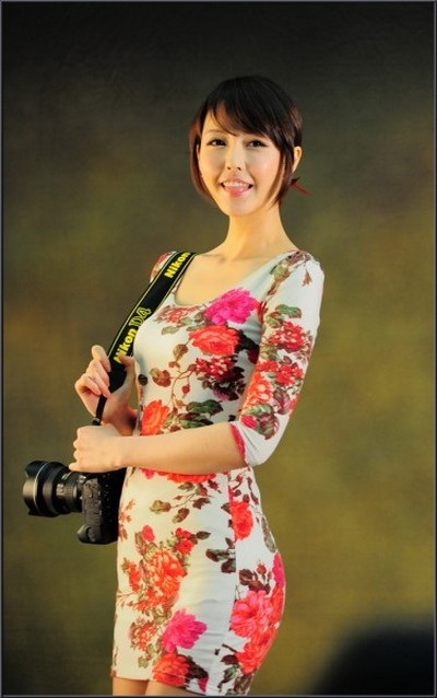 Người mẫu “nóng bỏng” bên máy ảnh DSLR của Nikon - 51 Người mẫu “nóng bỏng” bên máy ảnh DSLR của Nikon
