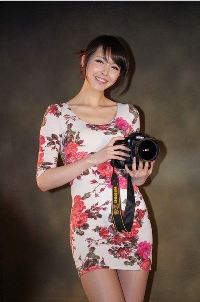 Người mẫu “nóng bỏng” bên máy ảnh DSLR của Nikon - 49 Người mẫu “nóng bỏng” bên máy ảnh DSLR của Nikon