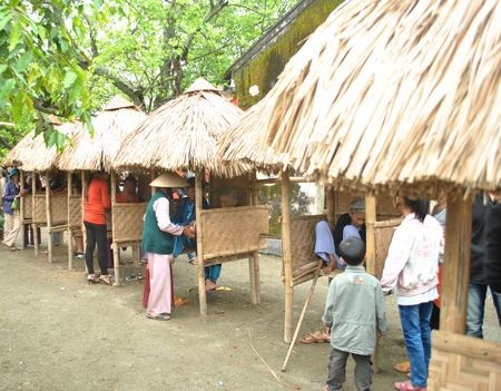 Nét Huế trong “Chợ quê ngày hội”