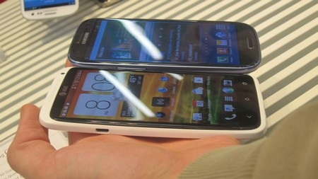 Samsung Galaxy S III so dáng cùng đối thủ HTC One X