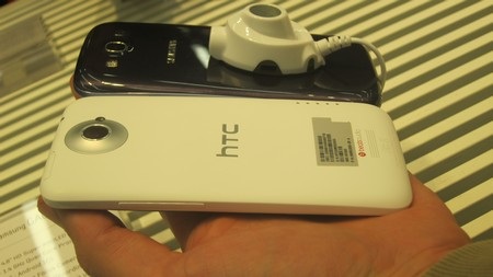 Samsung Galaxy S III so dáng cùng đối thủ HTC One X