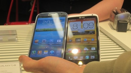 Samsung Galaxy S III so dáng cùng đối thủ HTC One X
