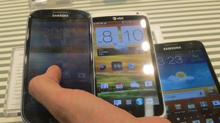 Samsung Galaxy S III so dáng cùng đối thủ HTC One X