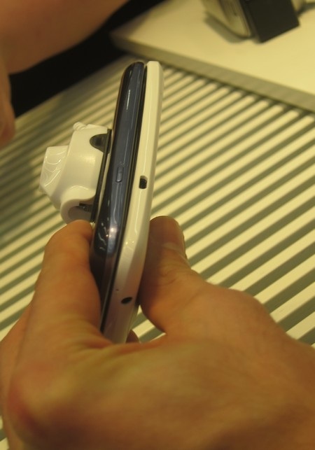 Samsung Galaxy S III so dáng cùng đối thủ HTC One X