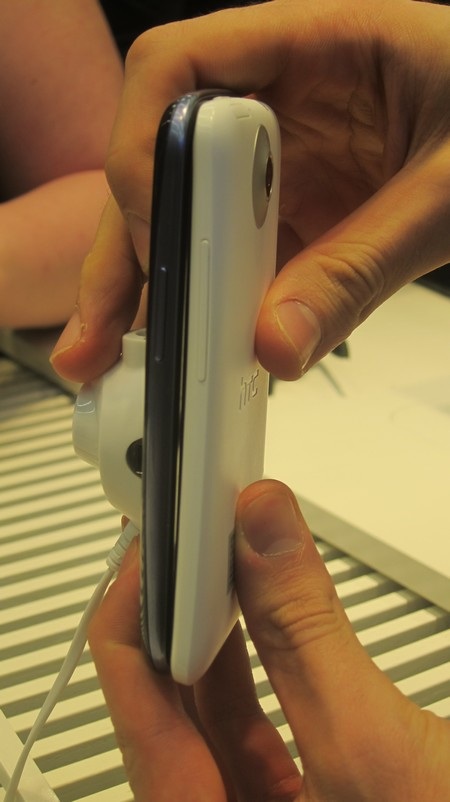 Samsung Galaxy S III so dáng cùng đối thủ HTC One X