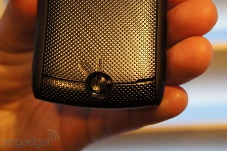 Cận cảnh smartphone Android 4.0 có khả năng chống nước