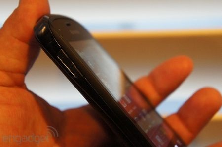 Cận cảnh smartphone Android 4.0 có khả năng chống nước