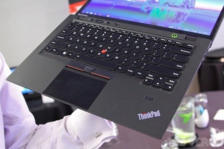 Lenovo trình làng ultrabook có vỏ bằng sợi carbon siêu nhẹ