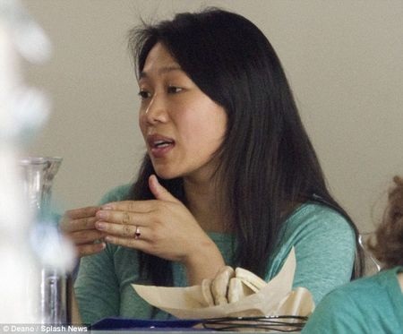 Cận cảnh chiếc nhẫn cưới do chính “ông chủ” Facebook thiết kế