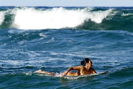 Choáng với cô nàng có sở thích “khỏa thân lướt ván” - 1