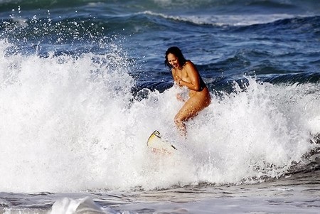 Choáng với cô nàng có sở thích “khỏa thân lướt ván” - 4