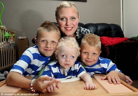 Rio cùng mẹ và 2 anh trai