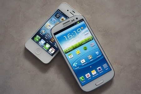 iPhone 4S của Apple và Galaxy S III của Samsung
